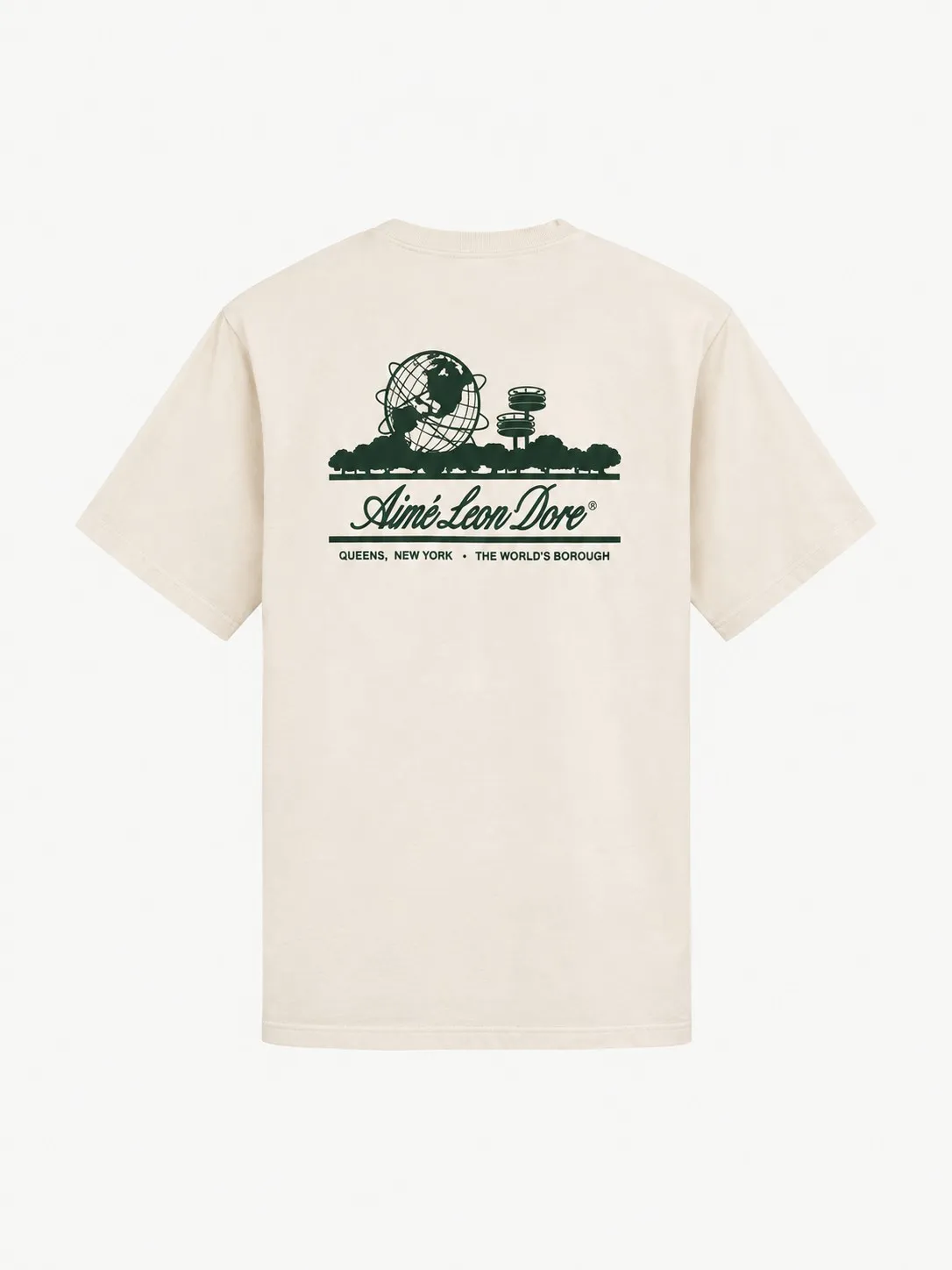 Camiseta Aimé Leon Dore color crudo, vista de espalda con el globo Unisphere y los árboles de Flushing Meadows estampados en verde oscuro sobre la firma Aimé Leon Dore y la leyenda Queens, New York · The World’s Borough