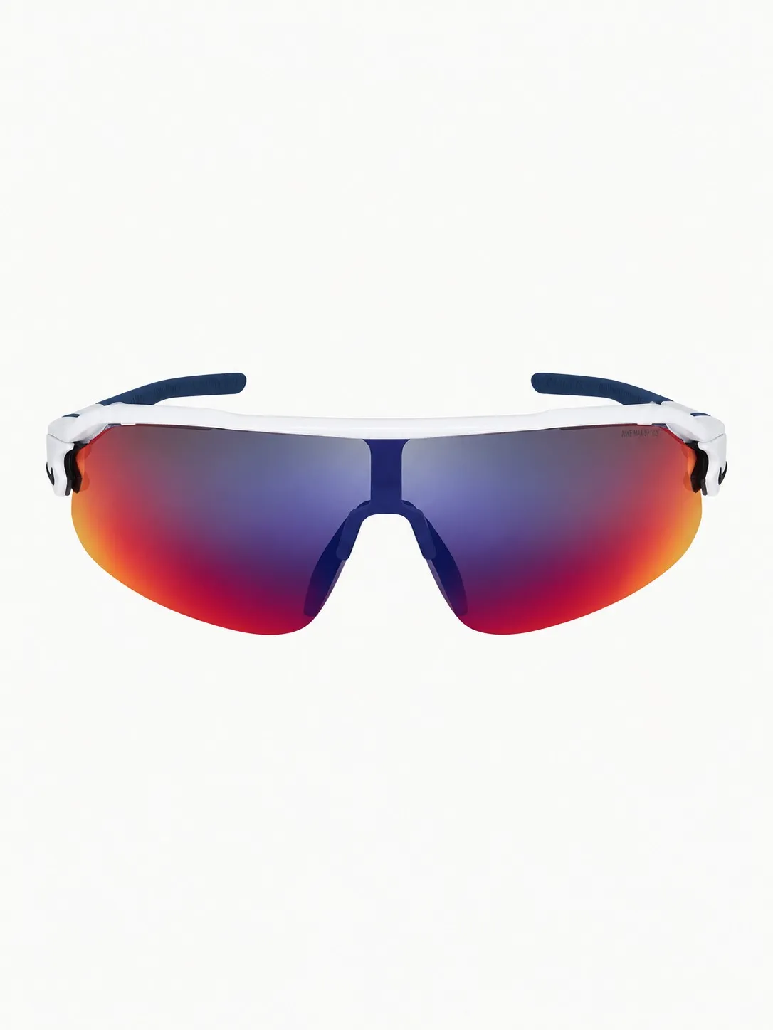 Gafas Nike Flyfree Shield blancas, vista de frente con la lente envolvente espejada en rojo y violeta y el puente azul marino