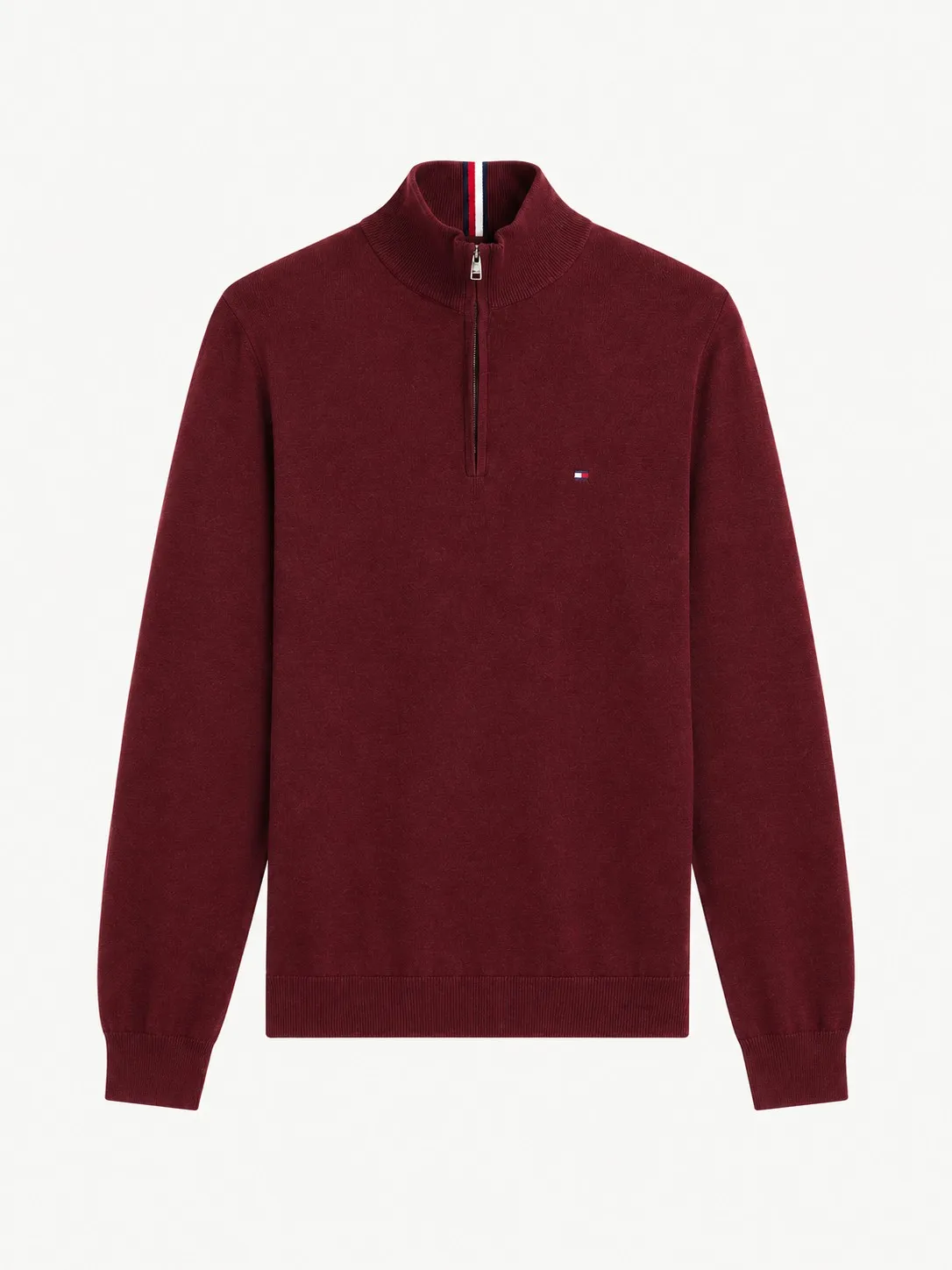 Buzo Tommy Hilfiger borgoña, vista frontal de la prenda sola con la cremallera abierta hasta el pecho y la bandera bordada a la derecha